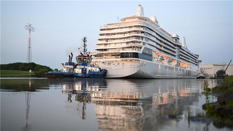 Das neue Kreuzfahrtschiff „Silver Nova“ hat die Meyer-Werft verlassen und ist auf der Ems unterwegs.