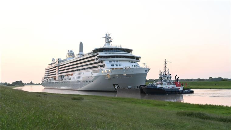 Meyer-Werft übergibt Kreuzfahrtschiff an Reederei Das neue Kreuzfahrtschiff „Silver Nova“ hat die Meyer-Werft verlassen und ist auf der Ems unterwegs.