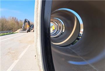 Das neue Kunststoffrohr, das nun unter dem A27-Asphalt liegt, wird dort nicht lange bleiben können. Es ist nur ein Provisorium und wohl schon im kommenden Jahr gegen eine Stahlbetonröhre ausgetauscht werden.
