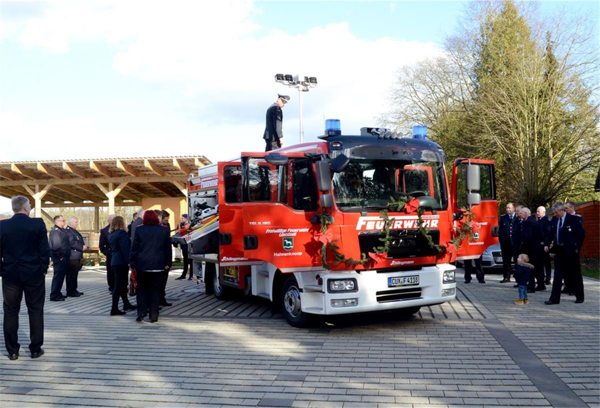 Neues Fahrzeug für die Hahnenknooper Wehr Das neue Löschfahrzeug der Feuerwehr Hahnenknoop ist ein modernes Tragkraftspritzenfahrzeug. Es handelt sich um das erste Fahrzeug dieser Art in der Gemeinde Loxstedt.