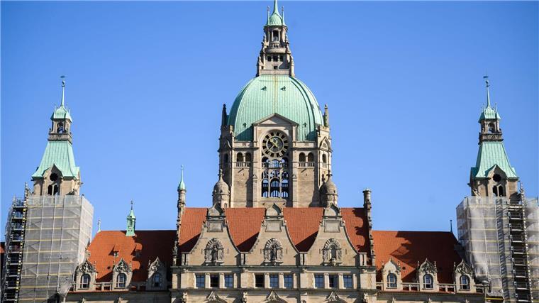Alexandru Bulucz mit Hölty-Preis für Lyrik ausgezeichnet Das Neue Rathaus in Hannover: Alexandru Bulucz wurde mit dem Hölty-Preis für Lyrik ausgezeichnet. (Symbolbild)