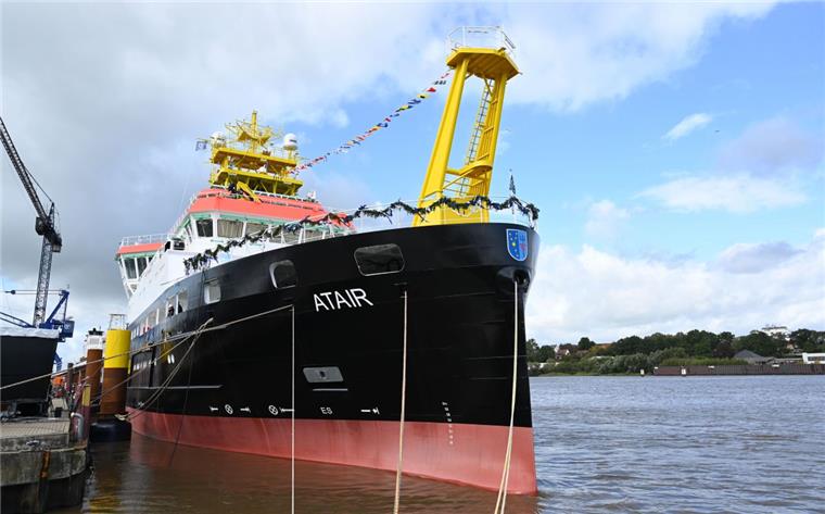 Dieses neue Vermessungsschiff wird in Bremerhaven stationiert Das neue Vermessungsschiff "Atair" für das Bundesamt für Seeschifffahrt und Hydrographie (BSH) liegt nach seiner Taufe an Kai der Fassmer Werft in Berne.