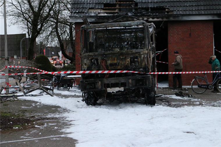 Das war der Montag: Feuerwehrhaus brennt ab, die OFD fliegt jetzt ab Nordholz Das Neuenwalder Feuerwehrhaus ist abgebrannt.