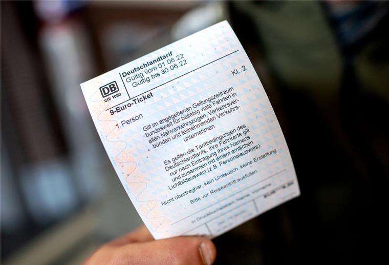 9-Euro-Ticket läuft bald aus - Gibt es ein Anschluss-Angebot? Ein junger Mann hält im Hauptbahnhof ein 9-Euro-Ticket der Deutschen Bahn in der Hand.