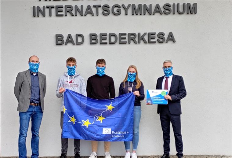 Bad Bederkesa: NIG macht bei Nachhaltigkeitsprojekt mit Mit dem Anbringen der offiziellen „Erasmus+ - Plakette“ am NIG wird der Startschuss für das Projekt „Eco schools – sustainable tomorrow“ gegeben