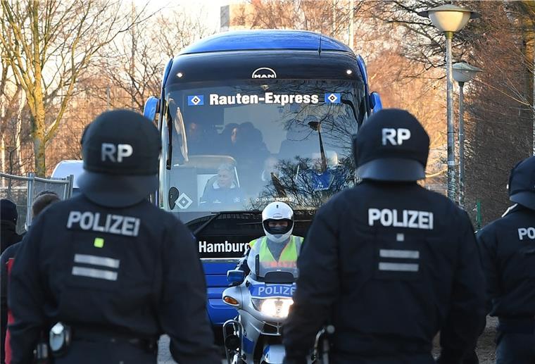 Nordderby in Bremen: So bereitet sich die Polizei vor Mannschaftsbus wird von Polizisten begleitet.