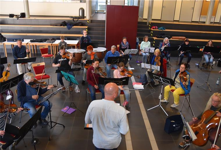 Das Nordsee-Sinfonieorchester ist zu seiner ersten und einzigen Probe im April im Forum des NIG in Bad Bederkesa zusammen gekommen.