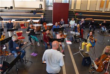 Das Nordsee-Sinfonieorchester ist zu seiner ersten und einzigen Probe im April im Forum des NIG in Bad Bederkesa zusammen gekommen.