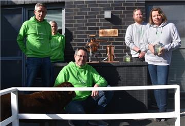 Das Norgin-Team um das Ehepaar Birthe (rechts) und Dirk Vowinkel (Mitte) freut sich über die Bronze-Auszeichnung ihres London Dry Gin durch die internationale Jury der World Gin Awards. Im letzten Jahr war ihr Gin zum bester Gin Deutschlands auserkoren worden.