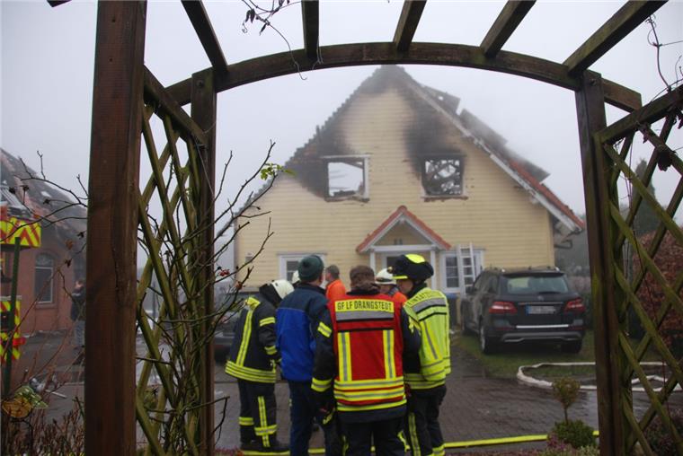 Das Obergeschoss eines Hauses brannte völlig aus.
