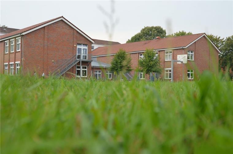 Mehr Platz für Schüler in Tarmstedt: Anbauten kosten 5,5 Millionen Euro Das Oberstufengebäude der KGS Tarmstedt wird nach dem Willen des Schulausschusses um zwei Anbauten erweitert. 3,8 Millionen Euro wird das in etwa kosten. Geld, das der Landkreis überweist, wie die Samtgemeinde hofft.