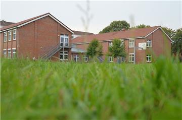 Das Oberstufengebäude der KGS Tarmstedt wird nach dem Willen des Schulausschusses um zwei Anbauten erweitert. 3,8 Millionen Euro wird das in etwa kosten. Geld, das der Landkreis überweist, wie die Samtgemeinde hofft.