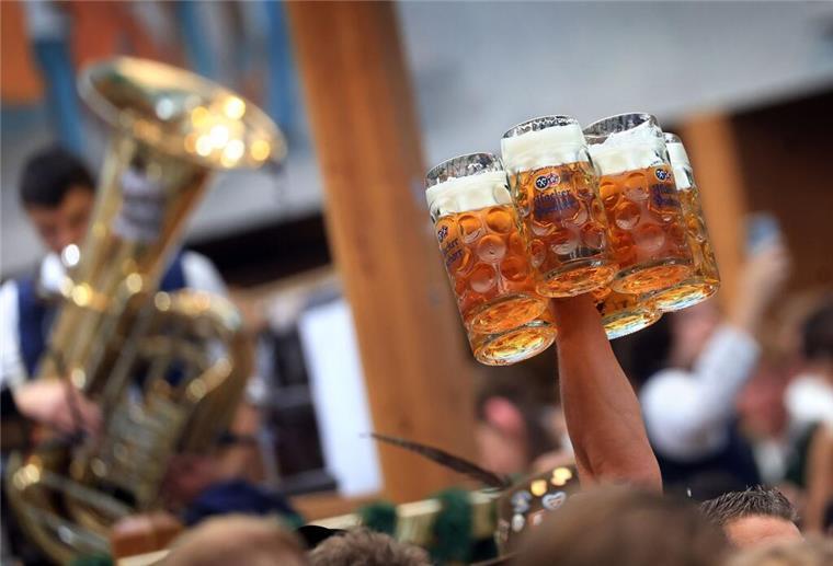 Oktoberfest bricht mit jahrzehntelanger Tradition – Was ist neu im September? Eine Bedienung trägt im Hacker-Pschorr-Festzelt auf dem Oktoberfest mehrere Maßkrüge.