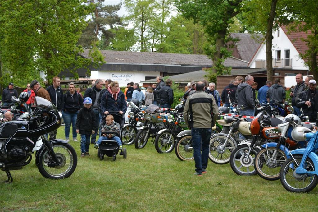 Das Oldtimertreffen empfiehl sich als Ausflugsziel für die ganze Familie.  Foto:...