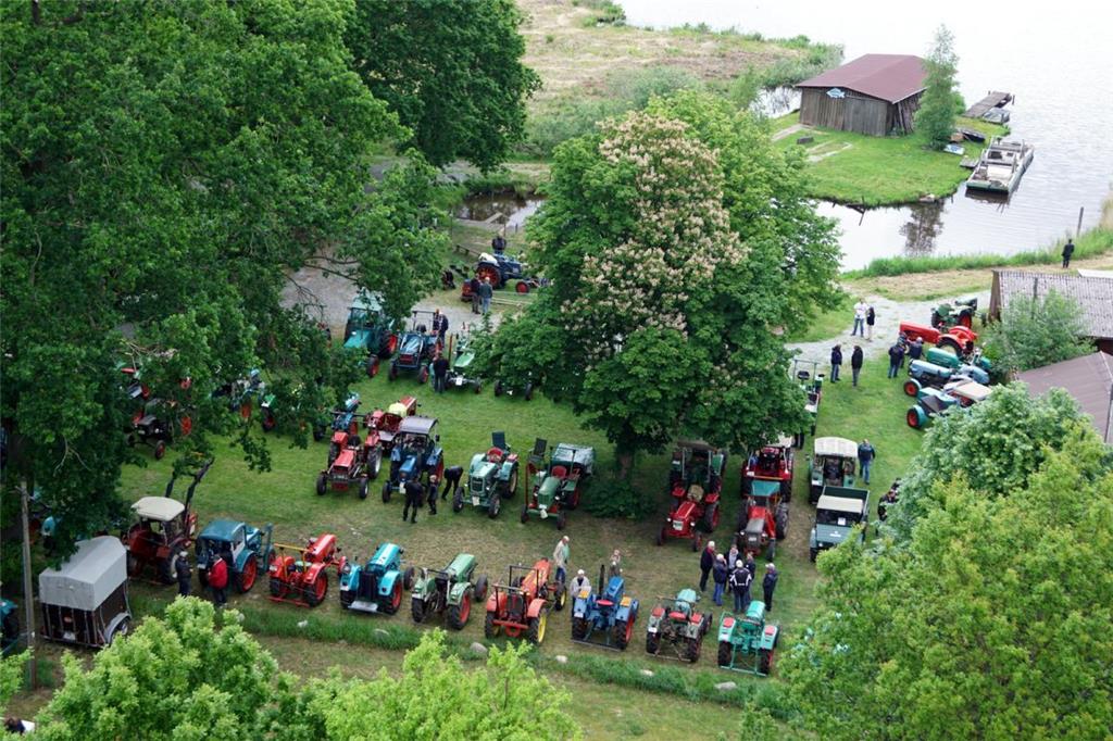 Das Oldtimertreffen in Flögeln von oben.  Foto: Scheiter
