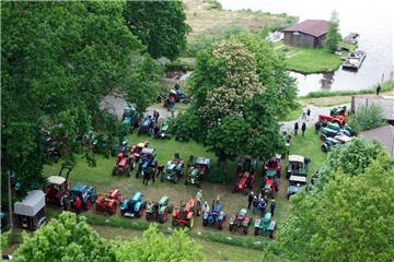 Das Oldtimertreffen in Flögeln von oben.  Foto: Scheiter