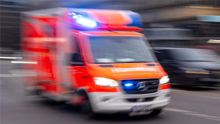 24-Jähriger in Elsfleth angegriffen und schwer verletzt Ein Rettungswagen der Feuerwehr fährt mit Blaulicht zum Einsatz