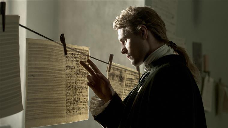 20 Kilo zugenommen: Devid Striesow hat für seine Rolle als Bach gut gefuttert Das opulente Weihnachtsoratorium wird von Emanuel Bach (Ludwig Simon/Sohn von Devid Striesow) begutachtet.