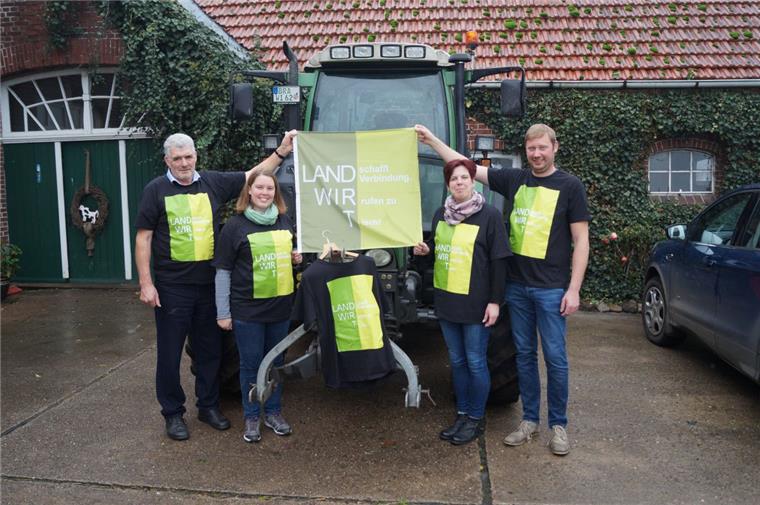 Trecker-Demo in Oldenburg: Rund 100 Schlepper aus der Wesermarsch rollen an Das Organisationsteam der Wesermarsch ist bereit für die Treckerfahrt nach Oldenburg (von links): Carsten Gülsing-Lüerßen, Ulrike Witting, Bettina Knutzen und Douwe Witbaard. Auf dem Bild fehlt Nils von Deetzen.