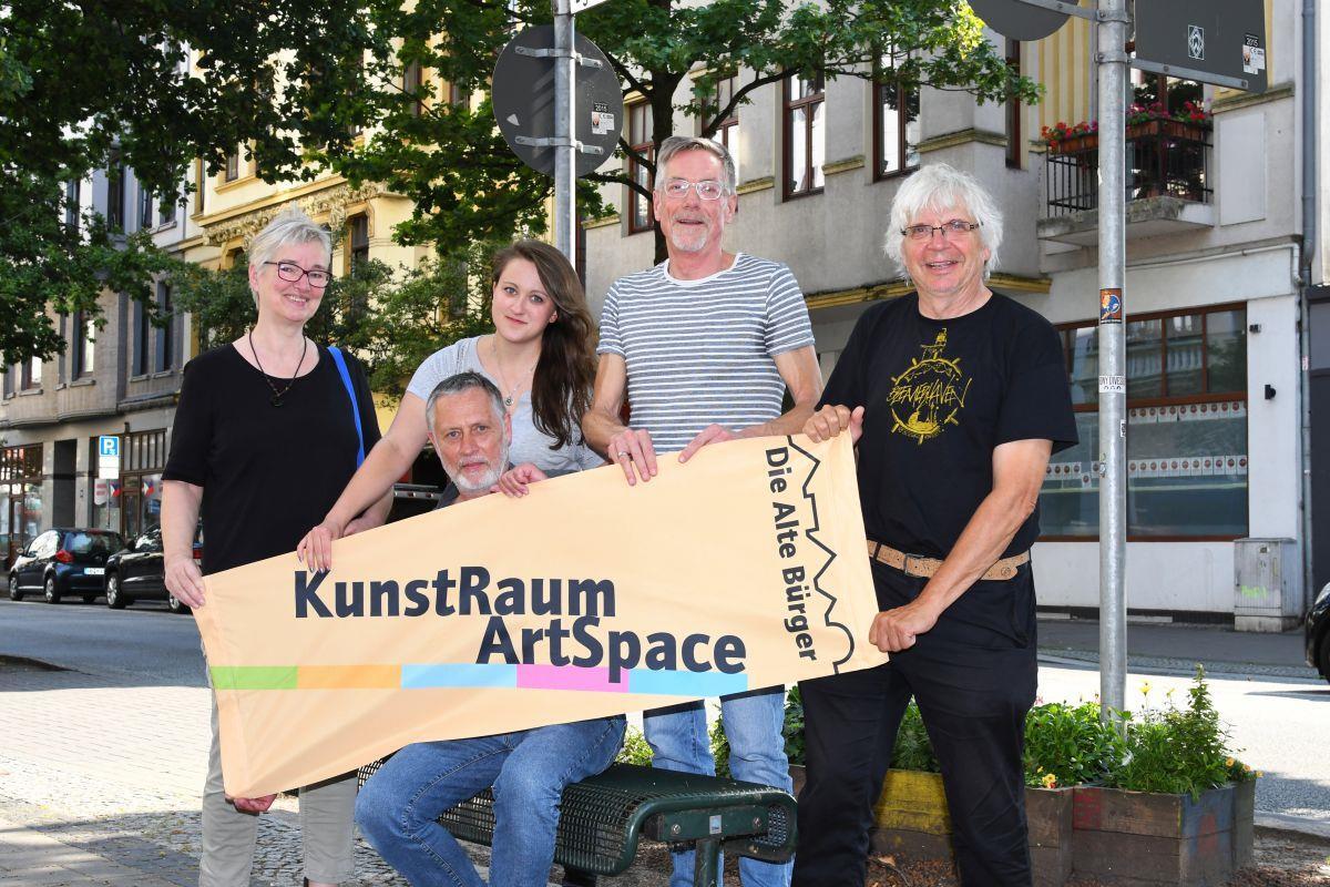 Kunstraum/Artspace in Bremerhaven: Künstler verwandeln Altbauquartier in Kreativmeile Das Organisationsteam von Kunstraum/Artspace (von links): Karin Fröhling (Druck-Art), Quartiersmeister Jens Rillke, Marie Garms (Kulturbüro), Robert Worden (Förderverein Alte Bürger) und Jochen Hertrampf (Kulturbüro).