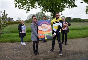 Das Organisatoren-Team des Autokinos in Nordenham vor der Wiese, auf der die Vorstellung am 18. und 19. Juni stattfindet (von links): Tanja Westphal von der WIN, Veranstalterin Maren Lutz, Mario Krause von Kubolt, Thomas Neumann, Vorsitzender des Fonsstock Festivals am Weserstrand und nicht zuletzt Norbert Osterdorf vom Central-Theater Brake.