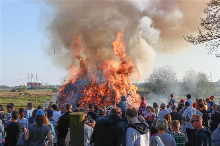 Rund 1500 Besucher beim Osterfeuer in Bremerhaven Das Osterfeuer auf der Leher Juki-Farm loderte hoch in den sommerlichen Himmel und rund 600 Schaulustige amüsierten sich bei der Open-Air-Familienparty.