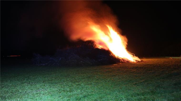 Osterfeuer in Sievern brennt zu früh Das Osterfeuer in Sievern brennt – zu früh.