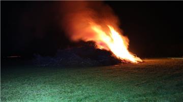 Das Osterfeuer in Sievern brennt – zu früh.