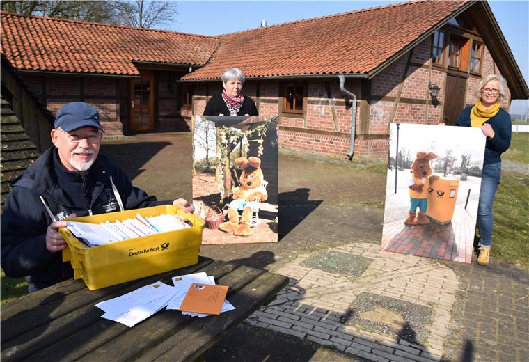 „Neues Nest“ fürs Osterhasenbüro jetzt in Ostereistedt Das Osterhasenbüro ist jetzt im Ostereistedter Fachwerkhaus untergebracht. Teamleiterin Doris Kröger (Mitte) und ihr Vorgänger Hans-Hermann Dunker freuen sich mit Bürgermeisterin Ulrike Ringen über diese Möglichkeit.