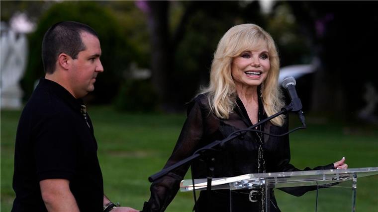 US-Schauspielerin Loni Anderson tot Das Paar hatte einen Adoptivsohn (l).