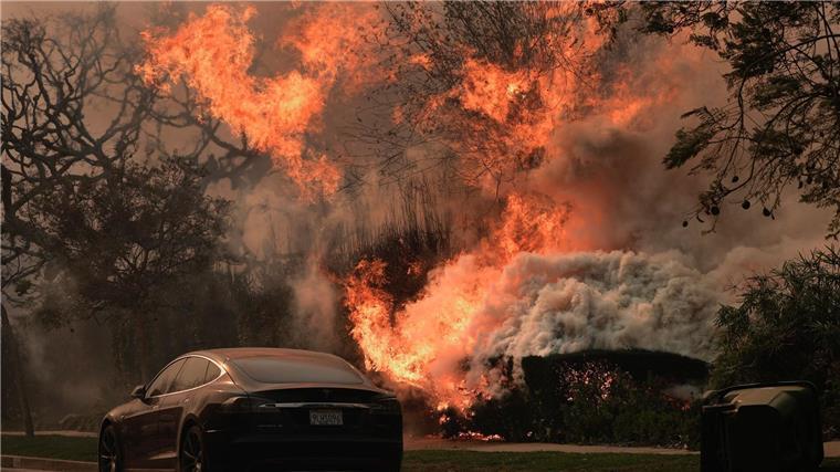 Brände in Los Angeles: Zwei Feuer weiterhin außer Kontrolle Das „Palisades Fire“ wütet inmitten starker Winde.