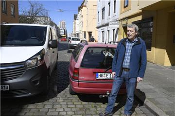 Das Parken vor der Haustür in der Körnerstraße bereitet Reiner Wettje
gerade Kopfzerbrechen. 