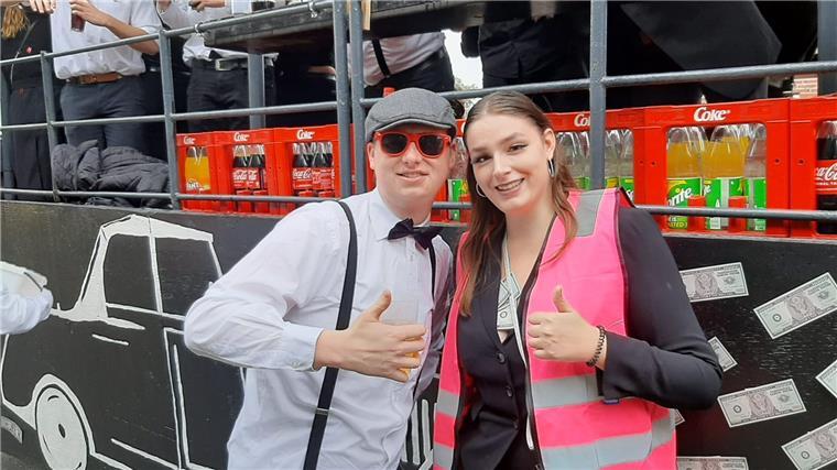 In Rodenkirchen ist endlich wieder Volksfeststimmung Das Party-Outfit stimmt, die Getränke-Auswahl auch.