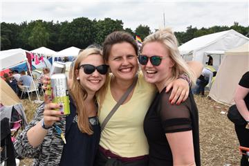 Das Partyvolk genießt das gute Wetter in Scheeßel.
