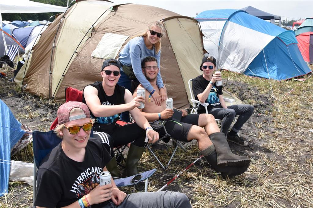 Das Partyvolk genießt das gute Wetter in Scheeßel.