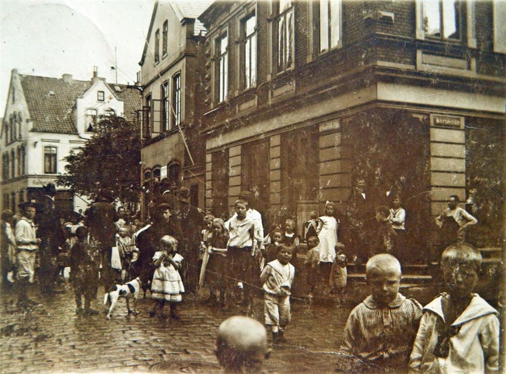 Das Paschviertel um 1910: Das Foto zeigt die Ecke Friedrichstraße 22/Kurze Straß...