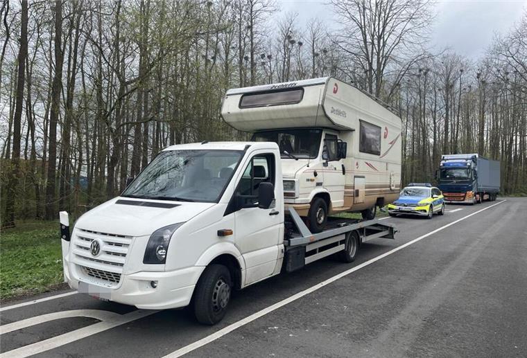 Hoffnungslos überladen! Polizei stoppt Transporter mit Wohnmobil an Bord Transporter mit Wohnmobil auf der Ladefläche