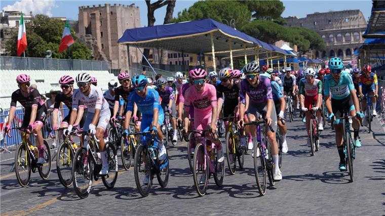 Simon Yates gewinnt den 108. Giro d’Italia Das Peloton des Giro in Rom.