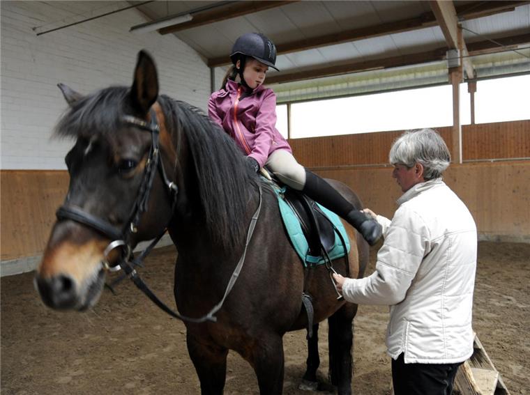 Das Pferd als Lehrmeister: Mit Reitlehrerin Elke Hofmann lernt Schülerin Lisa in Debstedt den Umgang mit Wallach Browny.