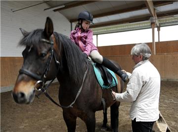 Das Pferd als Lehrmeister: Mit Reitlehrerin Elke Hofmann lernt Schülerin Lisa in Debstedt den Umgang mit Wallach Browny.