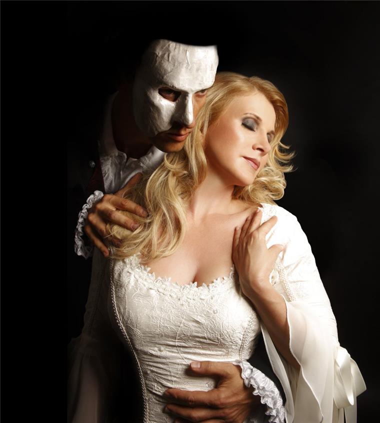 „Das Phantom der Oper“ geistert durch die Bremerhavener Stadthalle Das Phantom (Axel Olzinger) gibt Christine (Deborah Sasson) heimlich Gesangsunterricht.