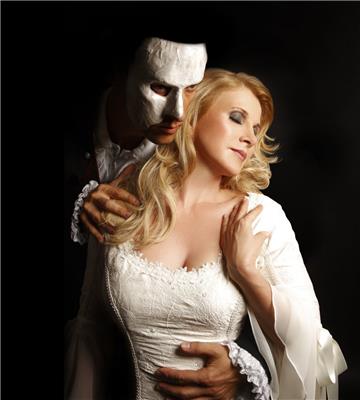 Das Phantom (Axel Olzinger) gibt Christine (Deborah Sasson) heimlich Gesangsunterricht. 