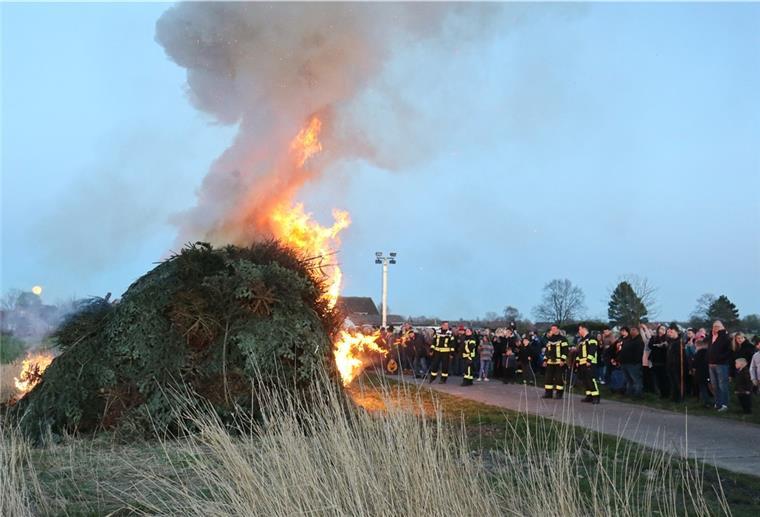 Drei Osterfeuer in Nordenham von Unbekannten vorab angezündet Das Phiesewarder Osterfeuer wurde am Samstagabendabend regulär angezündet. Die zahlreichen Besucher freuten sich.