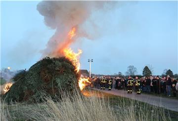 Das Phiesewarder Osterfeuer wurde am Samstagabendabend regulär angezündet. Die zahlreichen Besucher freuten sich.
