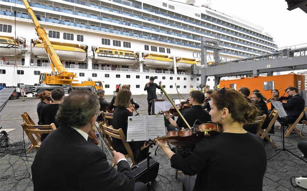 Das Philharmonische Orchester sorgt für die Musik.