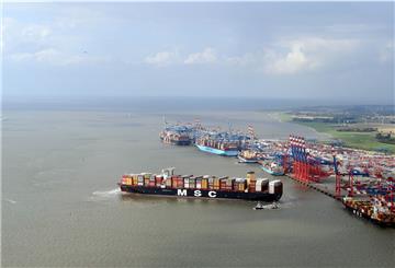 Containerschiff legt von der Stromkaje ab.