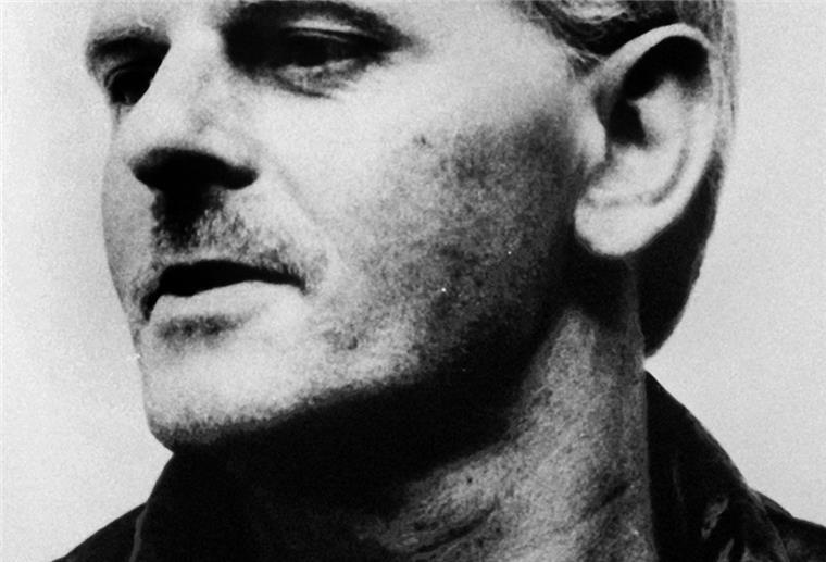 Nach "Aktenzeichen-Sendung": Keine neue Spur zu Vermisstem Das Polizei-Aktenfoto aus dem Jahr 1995 zeigt den am 23. Februar 1997 in Holzminden verschwundenen Wolfgang Knoll. Der Fall des Mannes ist an diesem Mittwoch (03.08.2022) Thema in der Sendung «Aktenzeichen XY... ungelöst» im ZDF. Vor seinem Verschwinden hatte der Mann eine langjährige Haftstrafe wegen eines Tötungsdeliktes abgesessen. (zu dpa: «Polizei sucht bei «Aktenzeichen XY» nach seit 1997 vermisstem Mann» - nur s/w) +++ dpa-Bildfunk +++