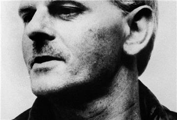 Das Polizei-Aktenfoto aus dem Jahr 1995 zeigt den am 23. Februar 1997 in Holzminden verschwundenen Wolfgang Knoll. Der Fall des Mannes ist an diesem Mittwoch (03.08.2022) Thema in der Sendung «Aktenzeichen XY... ungelöst» im ZDF. Vor seinem Verschwinden hatte der Mann eine langjährige Haftstrafe wegen eines Tötungsdeliktes abgesessen. (zu dpa: «Polizei sucht bei «Aktenzeichen XY» nach seit 1997 vermisstem Mann» - nur s/w) +++ dpa-Bildfunk +++