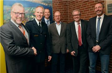 Das Polizeikommissariat (PK) Nordenham hat einen neuen Leiter: Patrick Hublitz (Zweiter von links). Das Foto zeigt ihn bei der offiziellen Amtseinführung mit (von links): Polizeipräsident Johann Kühme, Arne Schmidt (früherer PK-Leiter), Helmut Strowitzki (früherer kommissarischer PK-Leiter), Bürgermeister Carsten Seyfarth und Jörn Stilke (Leiter der Polizeiinspektion Delmenhorst/Oldenburg-Land/Wesermarsch).