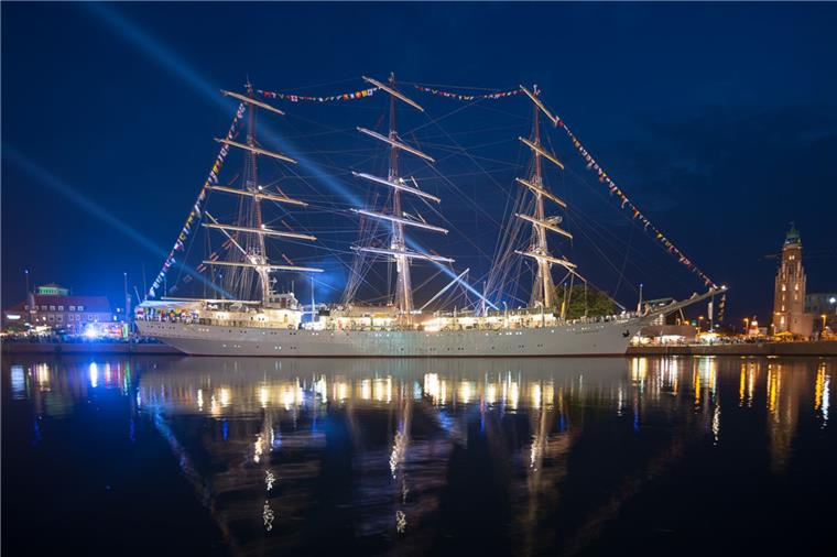 Das polnische Segelschulschiff "Dar Mlodziezy" kommt zum Seestadtfest nach Bremerhaven.